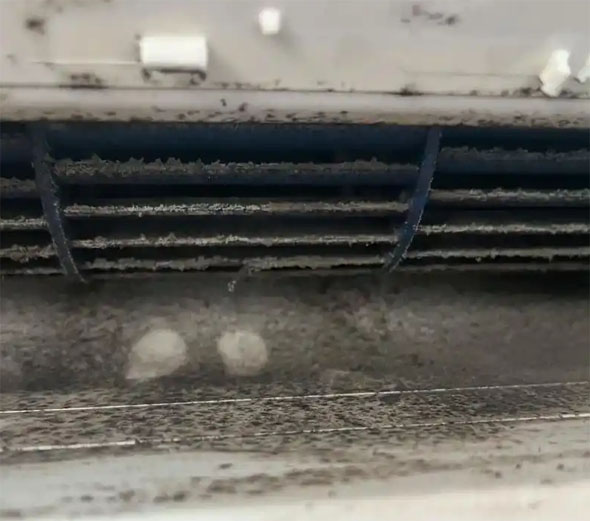 鱼峰空调吹的风有股烧焦味是怎么回事